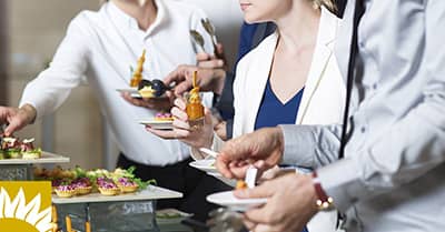 Servizio catering a buffet o servito
